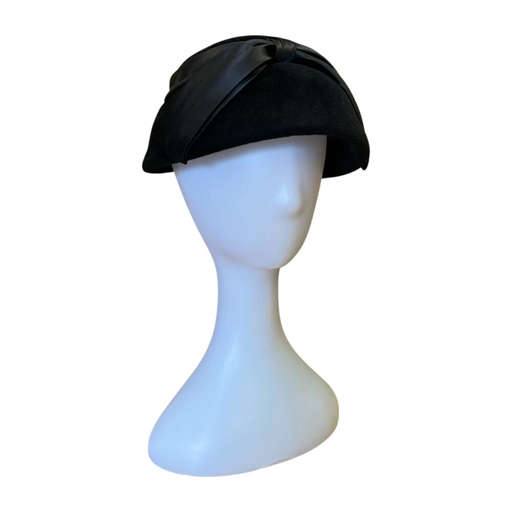 1950s Black Velour Hat w/ Satin Ribbon Bow – Vintage Cloche / Pillbox Style